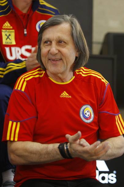 Nastase con la maglia della Romania, versione calcio. Reuters
